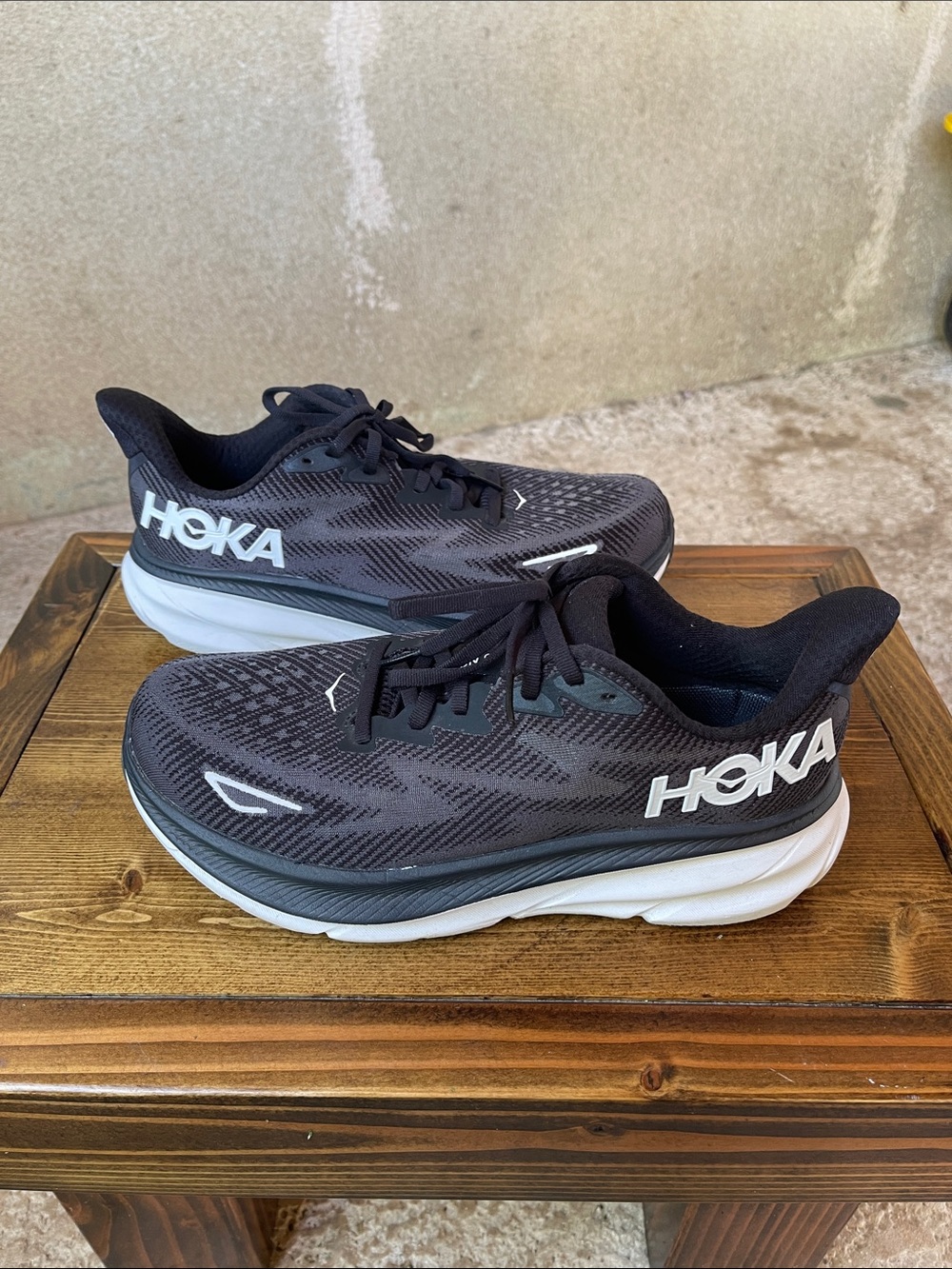 Hoka Clifton 9 Men's 8 2E Black and White Running Shoes